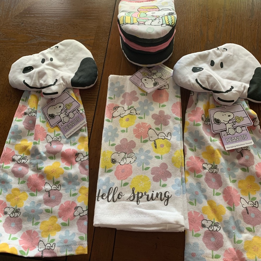 Snoopy spring/Easter towels and oven mitts.